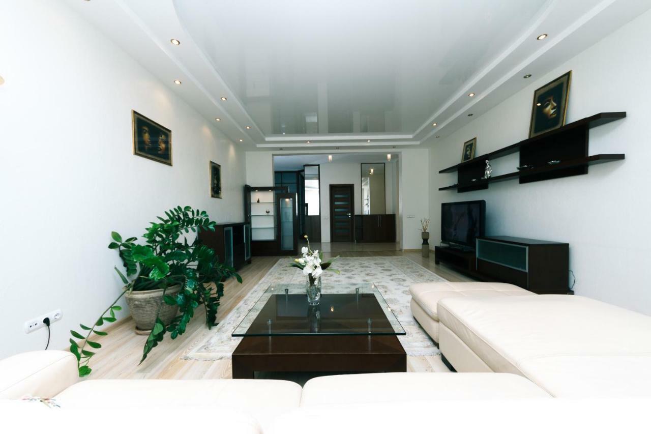 3 Комнатные Апартаменты В Центре Печерска Kyiv Exterior photo