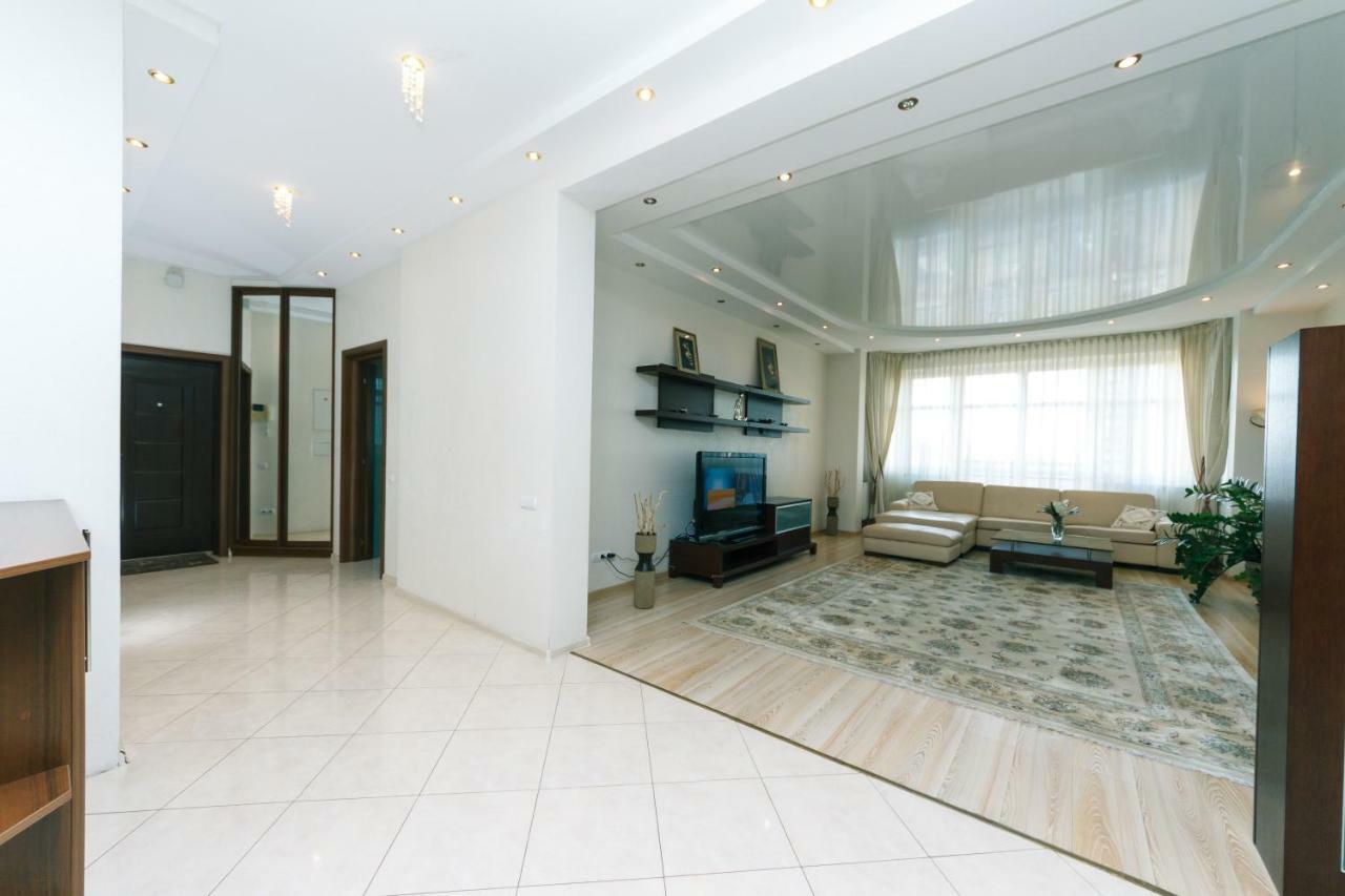 3 Комнатные Апартаменты В Центре Печерска Kyiv Exterior photo